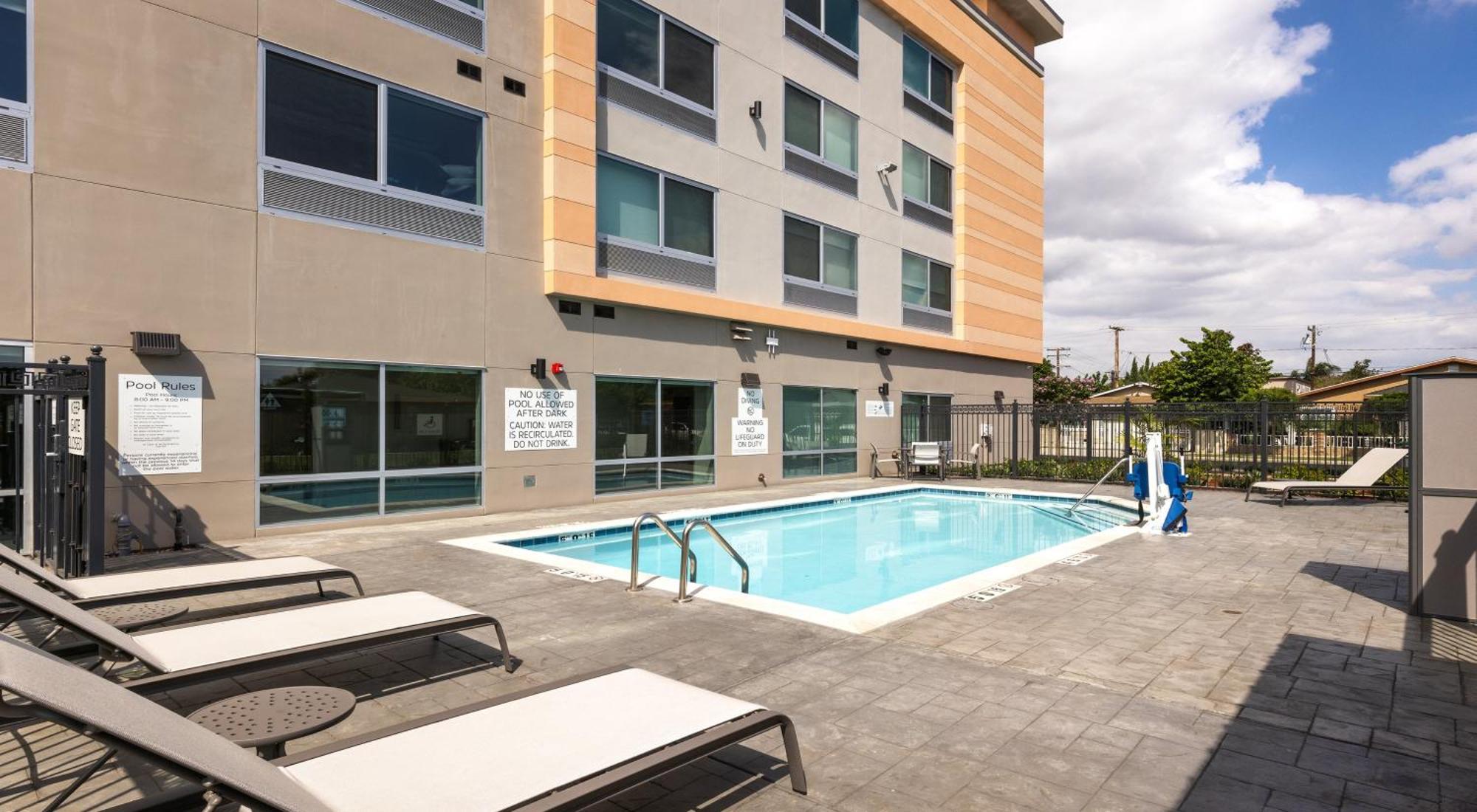 Holiday Inn Express & Suites - Hawaiian Gardens By Ihg 外观 照片