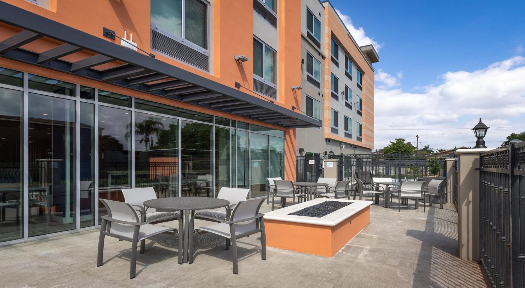 Holiday Inn Express & Suites - Hawaiian Gardens By Ihg 外观 照片